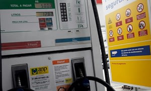 Imagem ilustrativa da notícia: Governo cede e Petrobras reduz preço do diesel