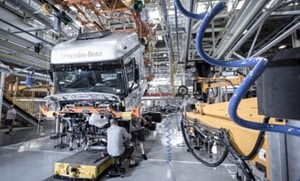 Imagem ilustrativa da notícia: Mercedes-Benz ocupa linha de produção 4.0. De R$ 500 milhões.
