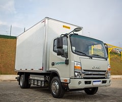 Imagem ilustrativa da notícia: Ouro Verde renova frota com caminhões elétricos e a gás