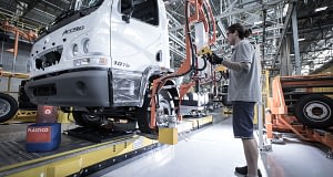 Imagem ilustrativa da notícia: Mercedes-Benz reduz produção em 50% por falta de peças
