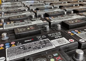 Imagem ilustrativa da notícia: Clarios expande fornecimento para Stellantis e Mercedes-Benz