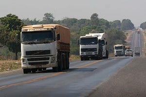 Imagem ilustrativa da notícia: Caminhões aprofundam queda em agosto