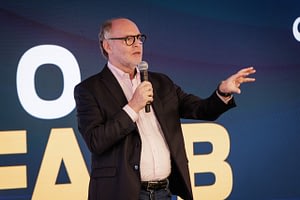 Imagem ilustrativa da notícia: Rogelio Golfarb aposenta-se após 42 anos de indústria