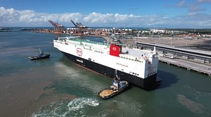 Imagem ilustrativa da notícia: Navio da BYD chega ao porto de Suape com 5,5 mil veículos