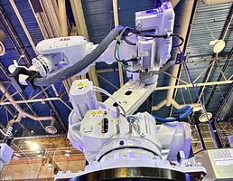 Imagem ilustrativa da notícia: ABB desenvolve robô que faz a recarga de caminhões elétricos