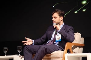 Imagem ilustrativa da notícia: Tarifaço de Trump pode ajudar a reduzir escalada de juros no Brasil