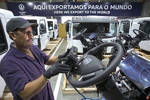 Imagem ilustrativa da notícia: VW Caminhões e Ônibus bate recorde de exportação de kits SKD