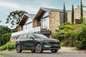 Imagem ilustrativa da notícia: Futuro Geely nacional EX5 EM-i chega às concessionárias ainda chinês