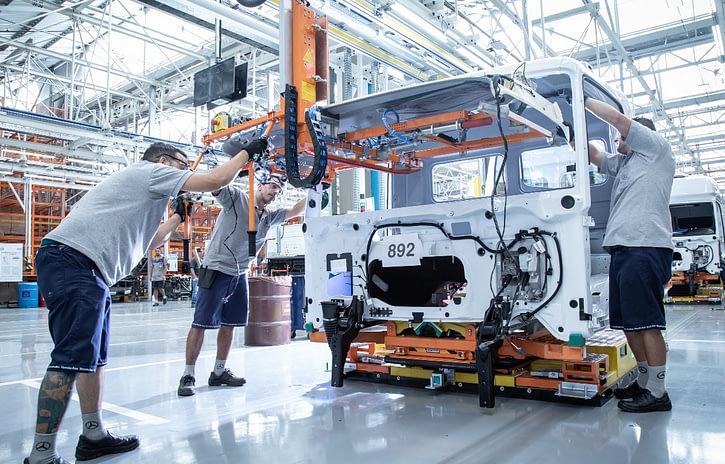Imagem ilustrativa da notícia: Mercedes-Benz retorna em maio com metade da força de trabalho