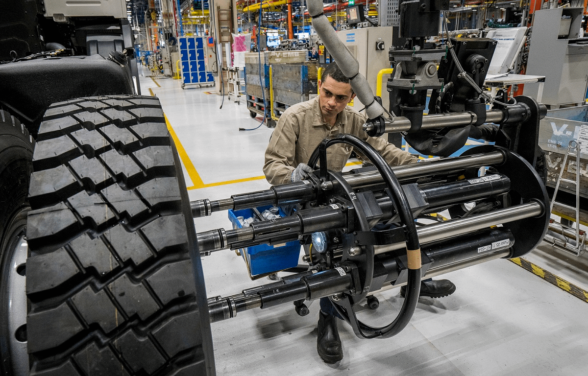 Imagem ilustrativa da notícia: Fabricantes produzem 15% mais caminhões em outubro