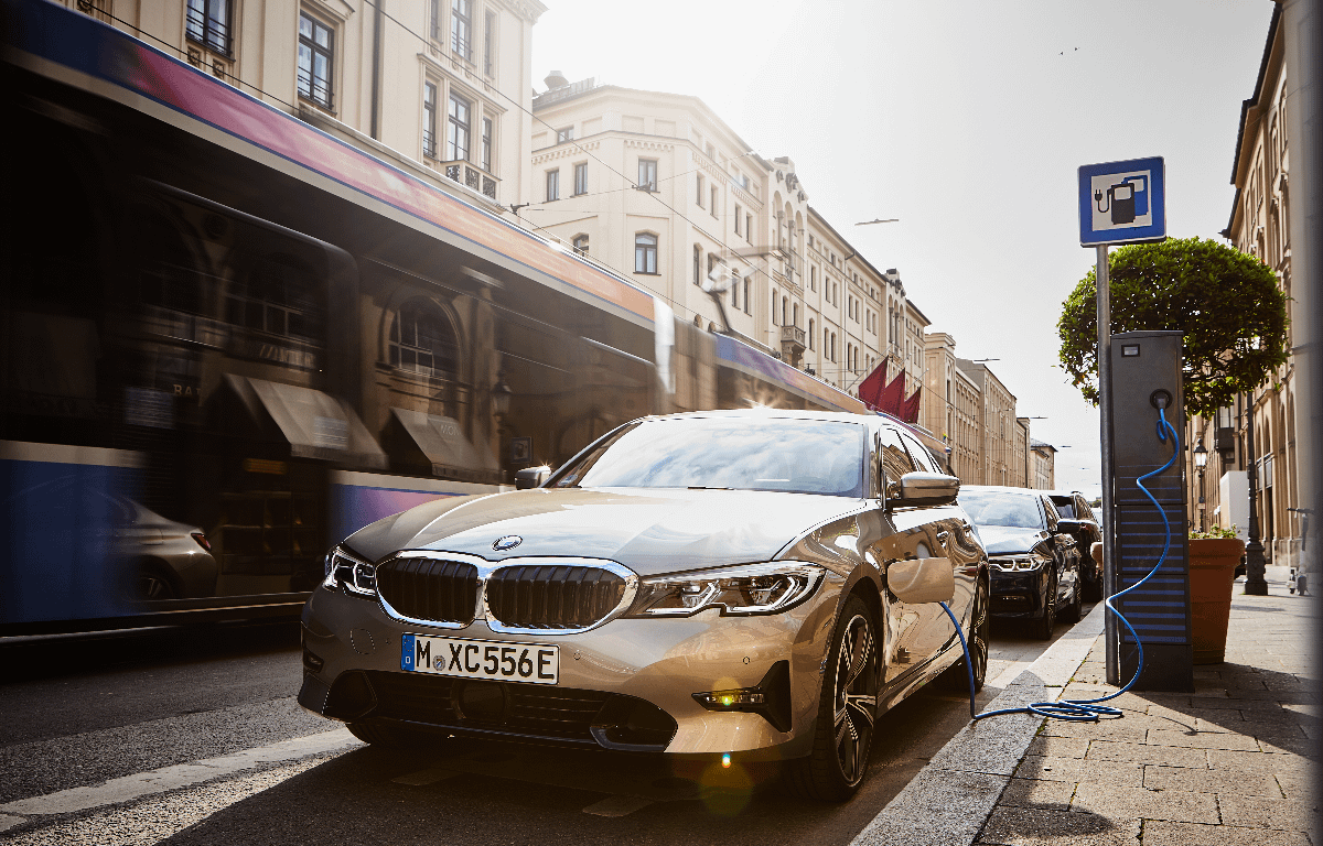 Imagem ilustrativa da notícia: BMW 330e M Sport é o primeiro lançamento no Instagram