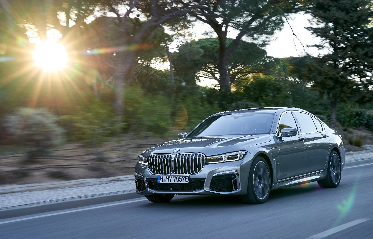Imagem ilustrativa da notícia: BMW lança versão híbrida do Série 7