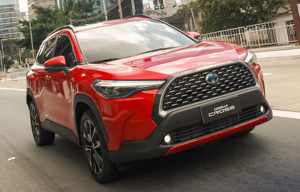 Imagem ilustrativa da notícia: Corolla Cross bota fogo na disputa pelos SUVs médios