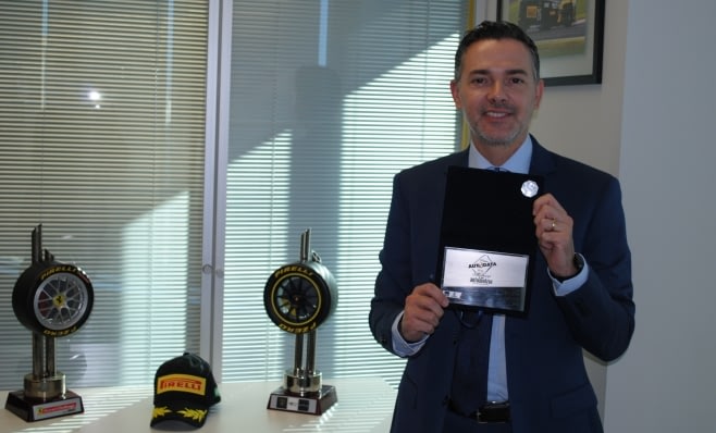 Imagem ilustrativa da notícia: Pirelli recebe a placa do Prêmio AutoData