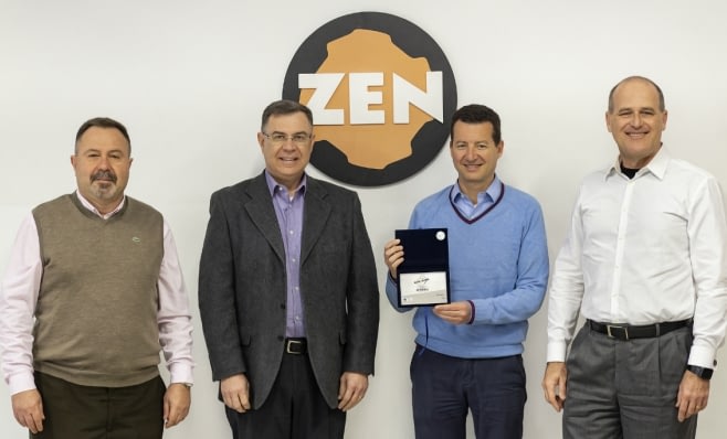 Imagem ilustrativa da notícia: Zen recebe a placa do Prêmio AutoData