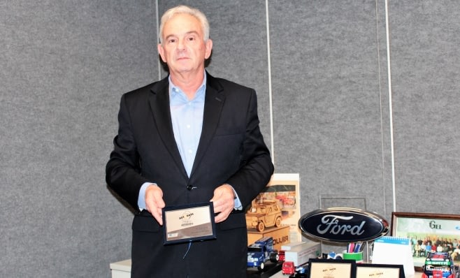 Imagem ilustrativa da notícia: Ford Caminhões recebe sua placa do Prêmio AutoData 