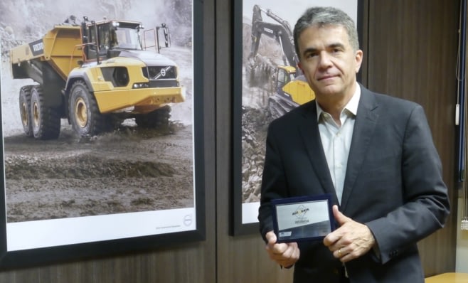 Imagem ilustrativa da notícia: Volvo CE recebe placa do Prêmio AutoData