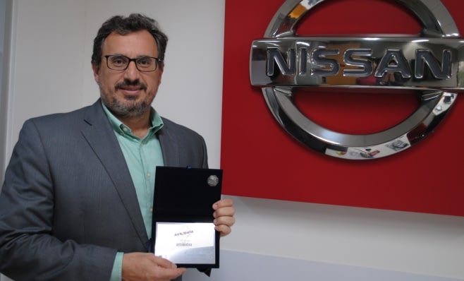 Imagem ilustrativa da notícia: Placa do Prêmio AutoData nas mãos da Nissan