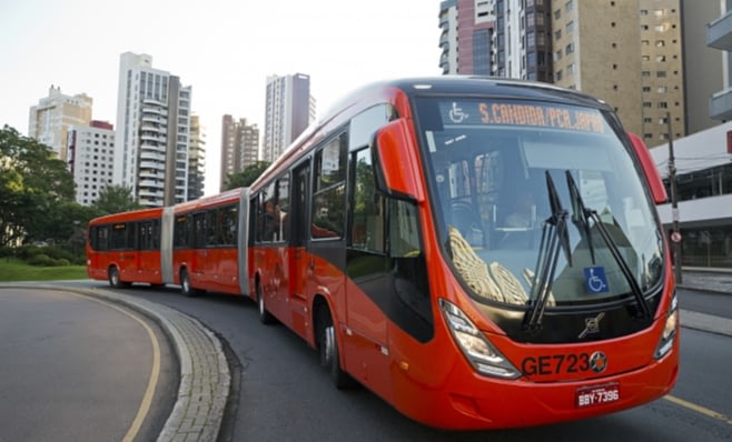 Imagem ilustrativa da notícia: Curitiba inicia renovação de frota com 25 biarticulados Volvo