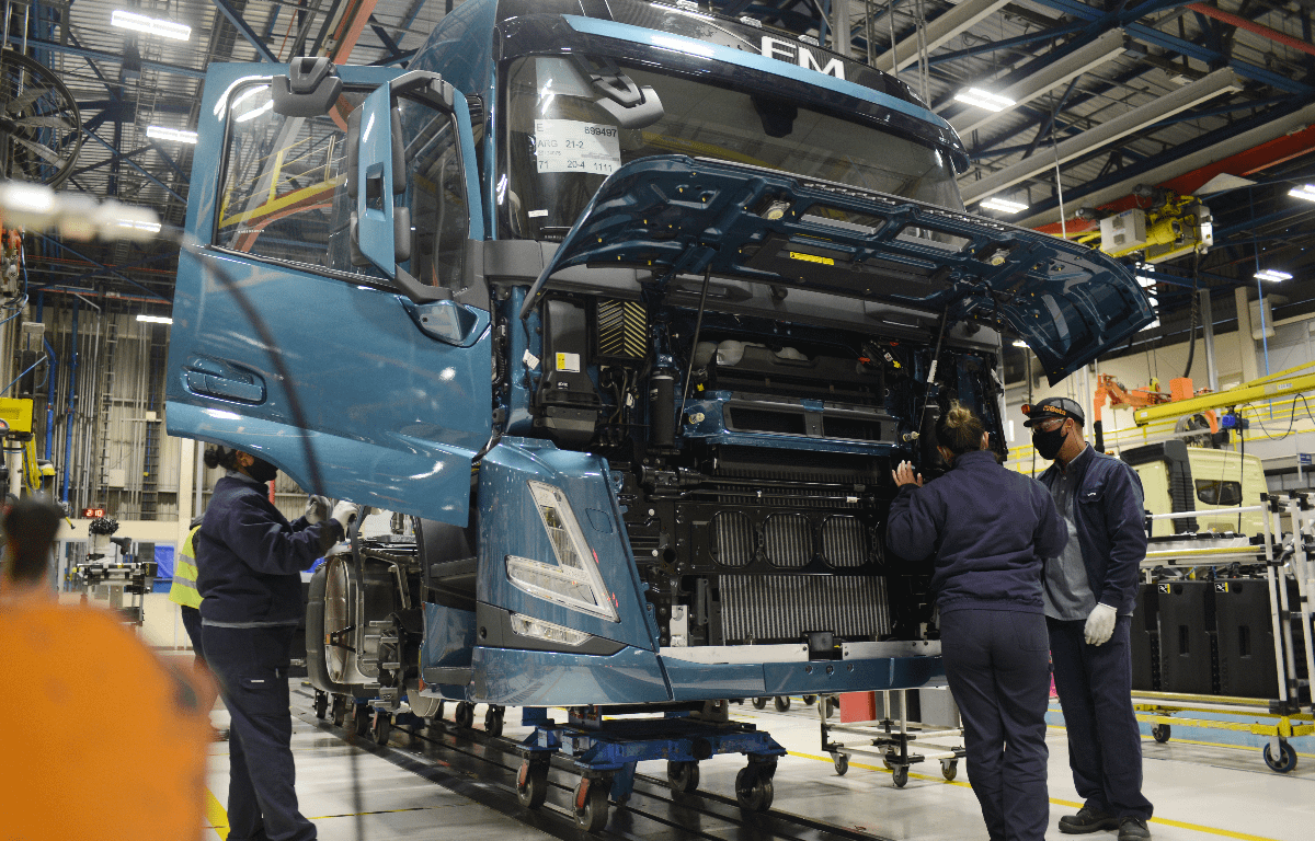 Imagem ilustrativa da notícia: Volvo produz nova linha de pesados em Curitiba