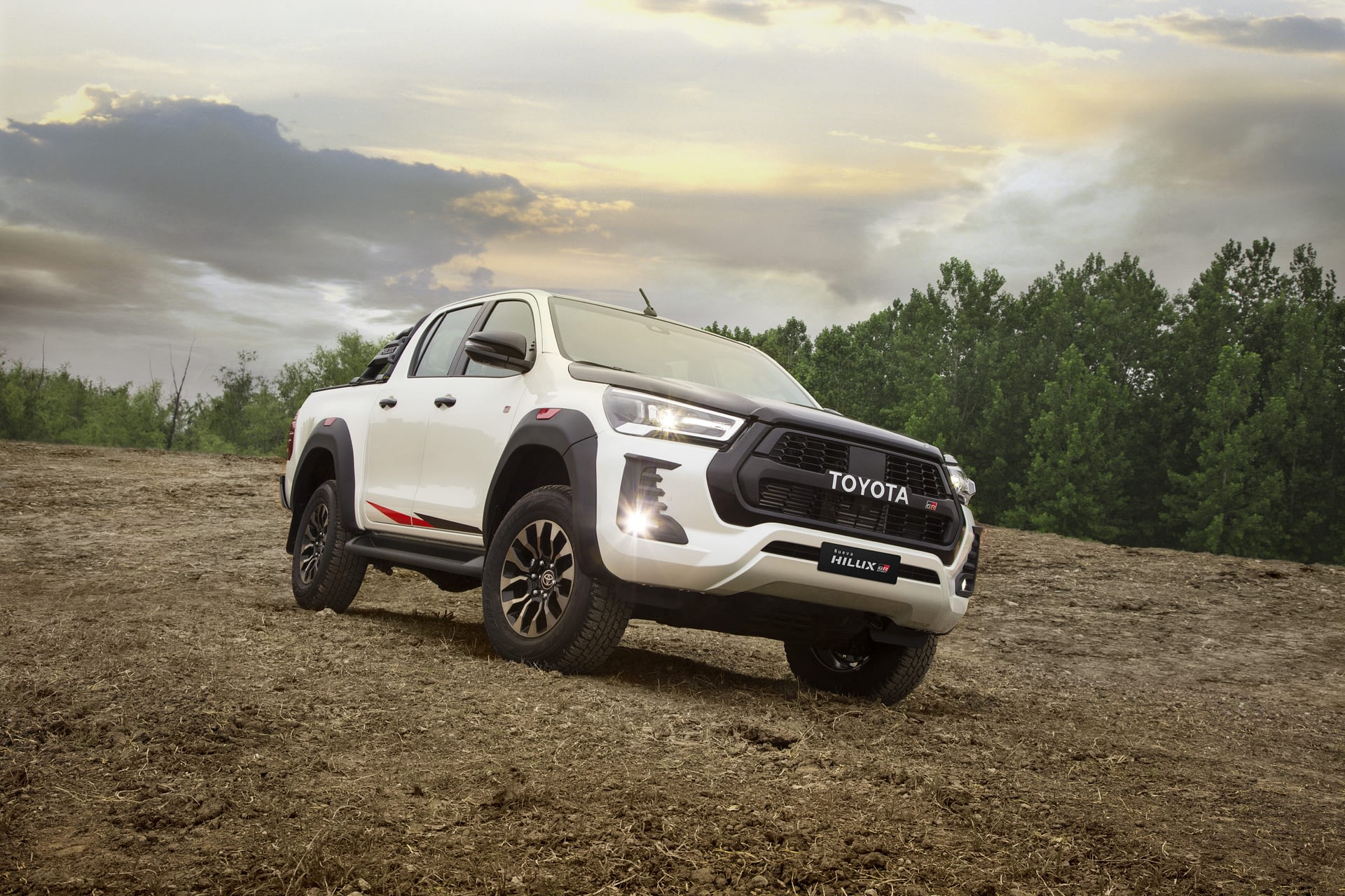 Imagem ilustrativa da notícia: Linha esportiva Toyota cresce com Corolla Cross e Hilux