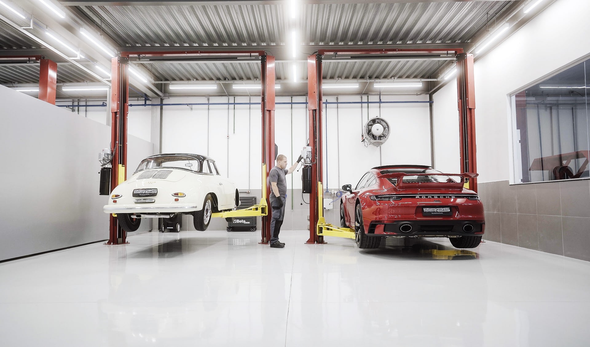 Imagem ilustrativa da notícia: Porsche inaugura oficina para carrocerias e baterias