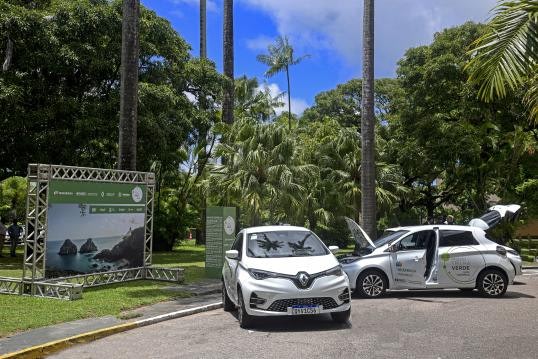 Imagem ilustrativa da notícia: Renault entrega mais dez elétricos para Fernando de Noronha