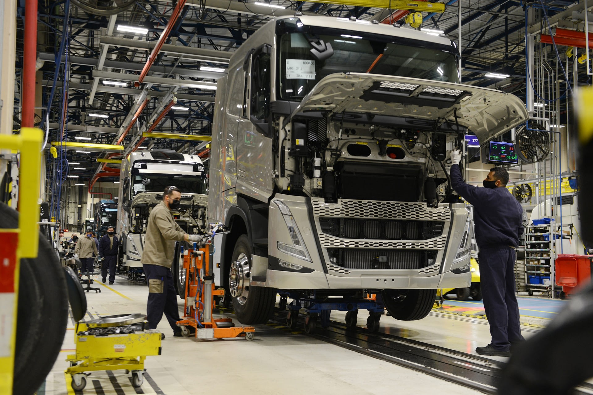 Imagem ilustrativa da notícia: Produção de caminhões registra melhor março desde 2014