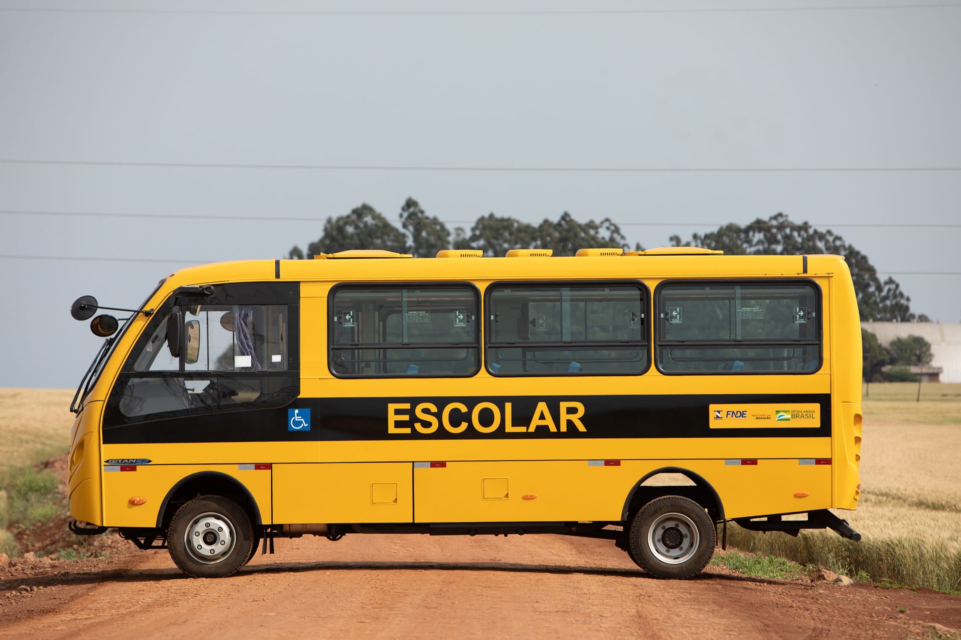 Ônibus escolar quebra a caminho da escola e pais de alunos