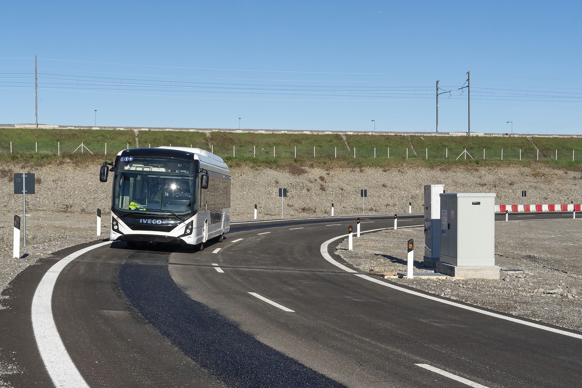Imagem ilustrativa da notícia: Iveco e Iveco Bus são parceiras: recarga de  veículos elétricos em pleno movimento.