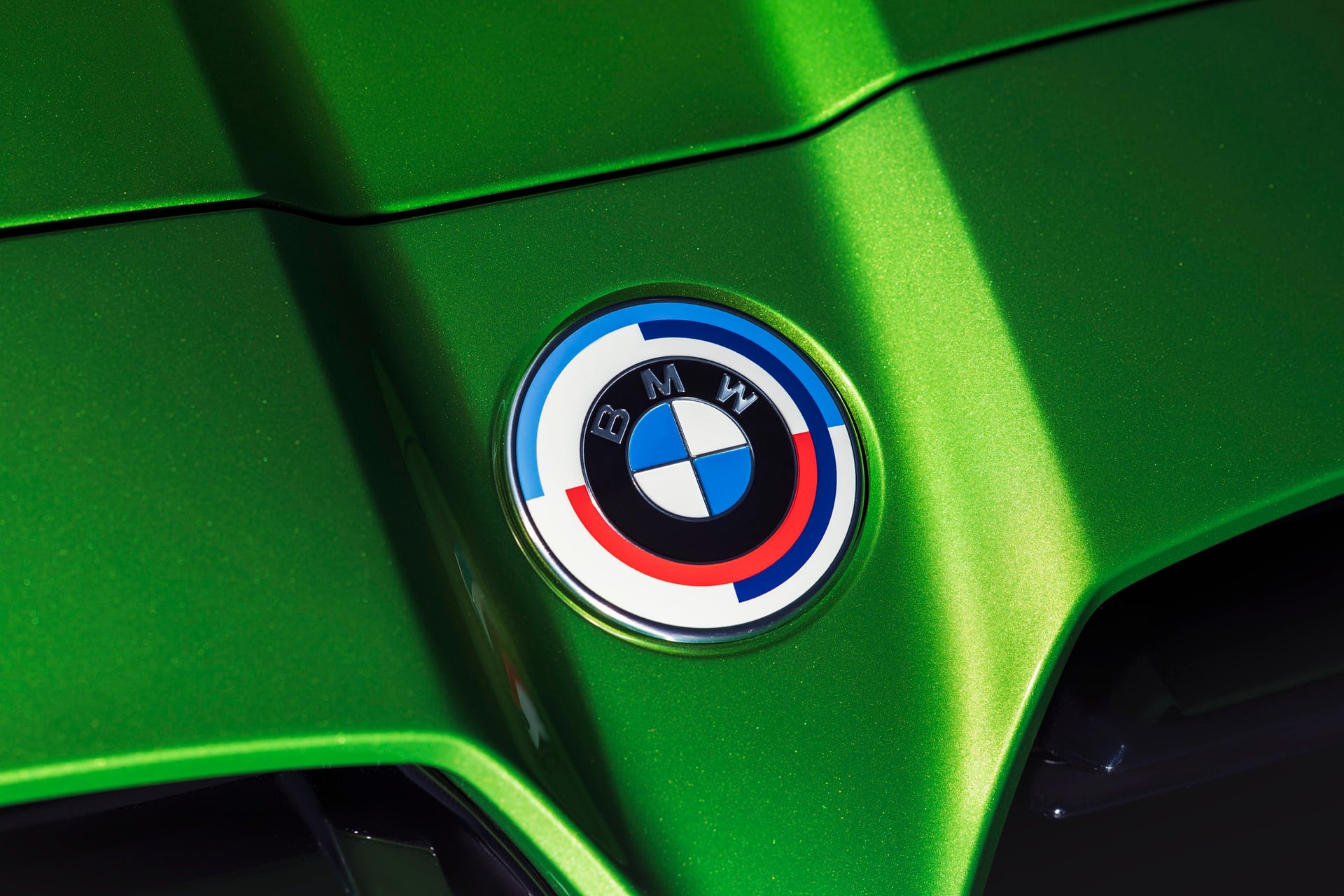 Imagem ilustrativa da notícia: BMW M completa 50 anos e X3 e X4 ganham novo emblema