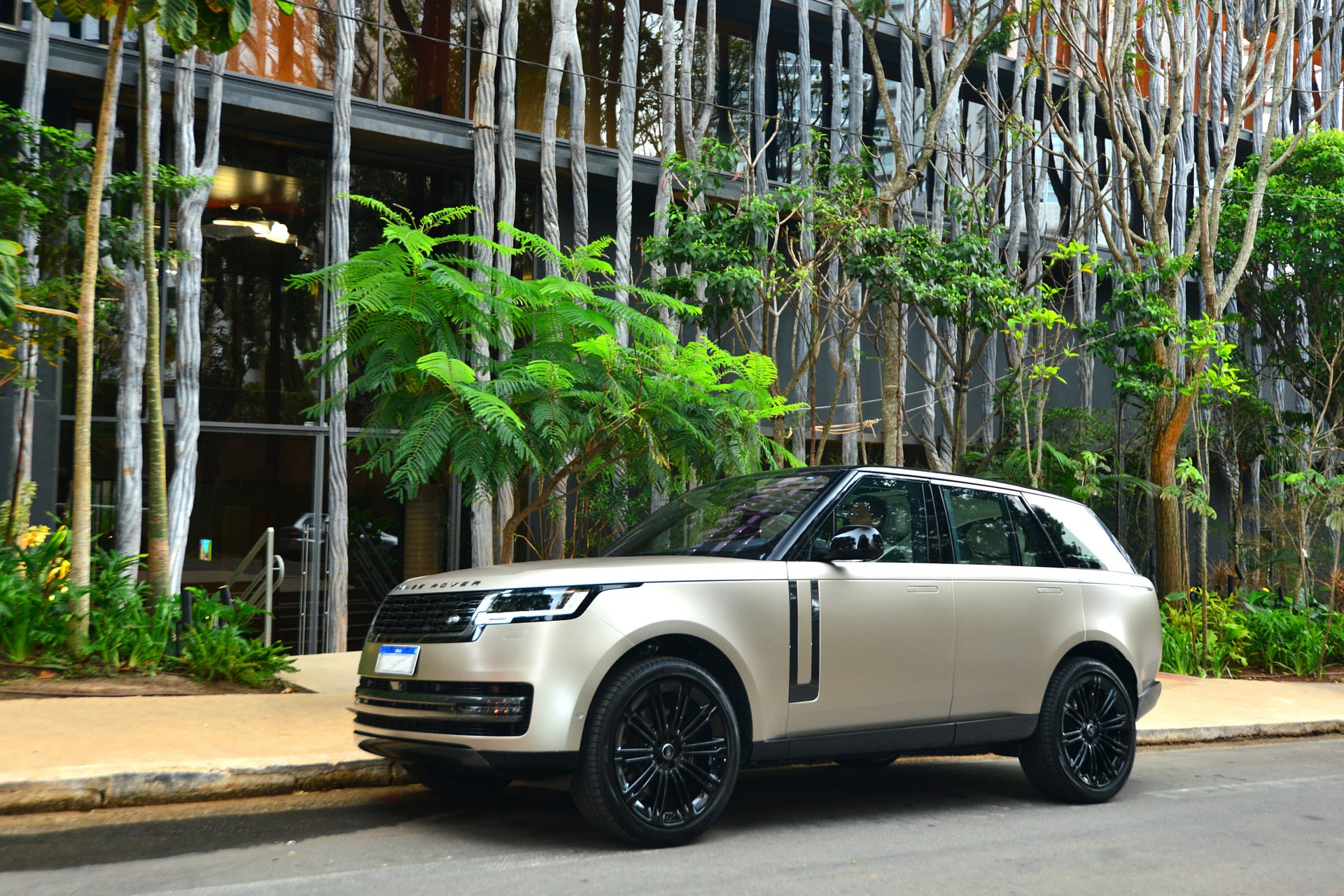 Imagem ilustrativa da notícia: O luxo moderno da Land Rover é simples