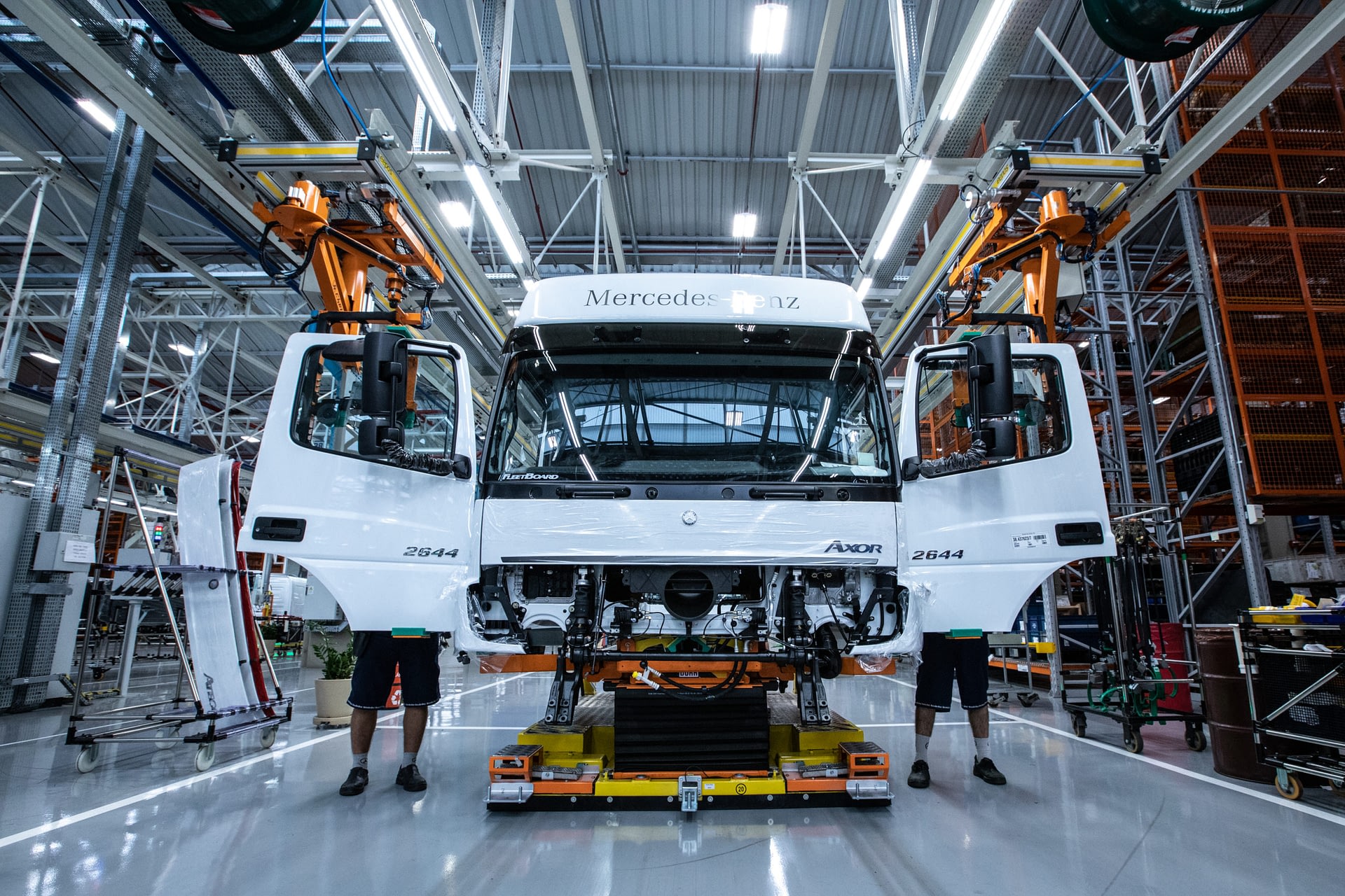 Imagem ilustrativa da notícia: Mercedes-Benz demitirá 3,6 mil trabalhadores para terceirizar parte da produção no ABC