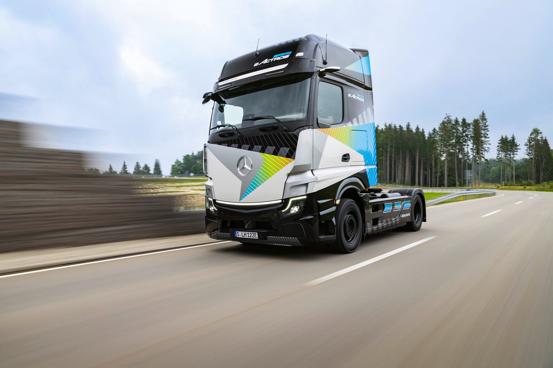 Imagem ilustrativa da notícia: Mercedes-Benz recebe encomenda de 50 eActros LongHaul