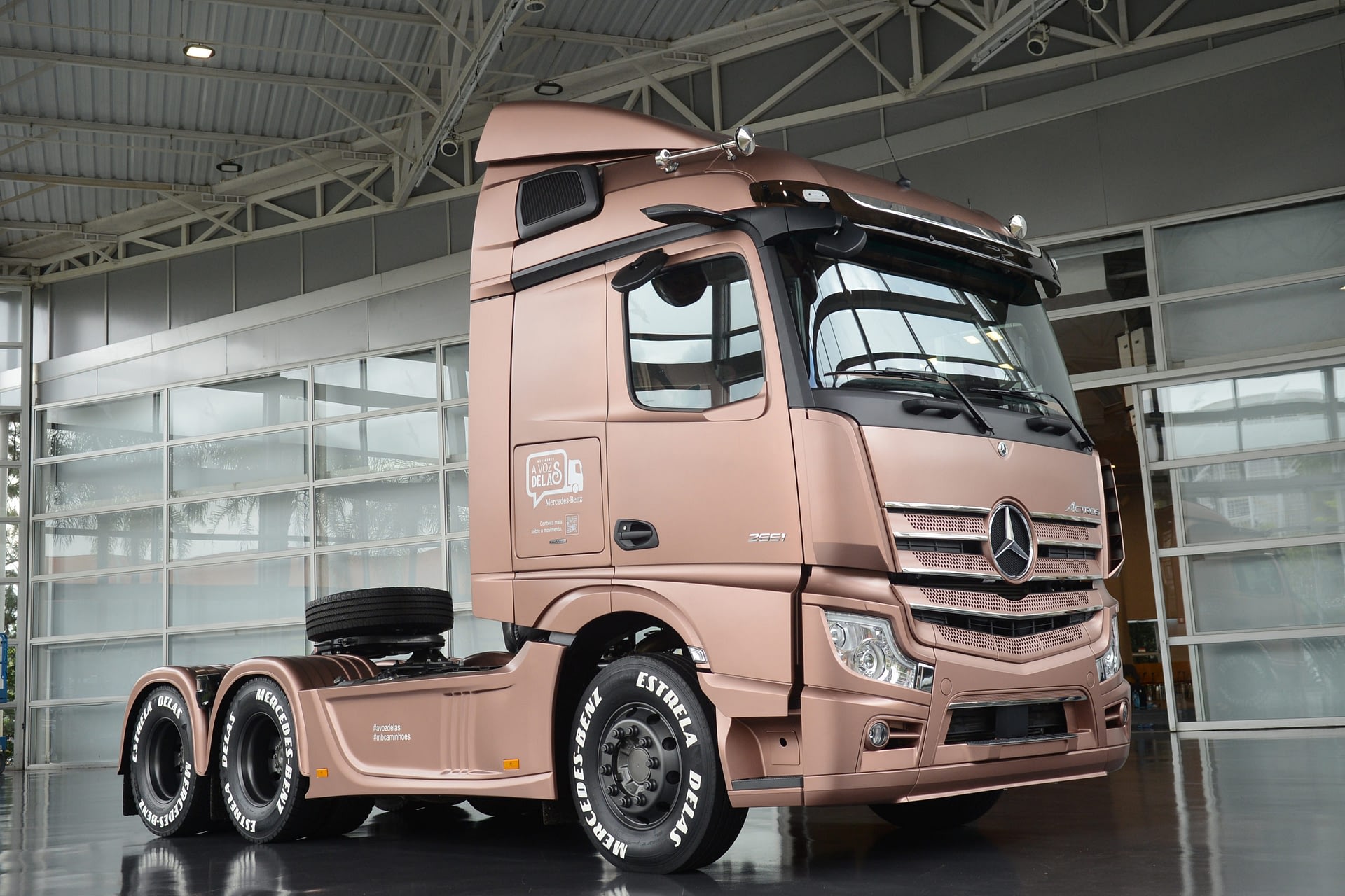 Imagem ilustrativa da notícia: Estrela Delas, o primeiro caminhão Mercedes-Benz feito por e para mulheres