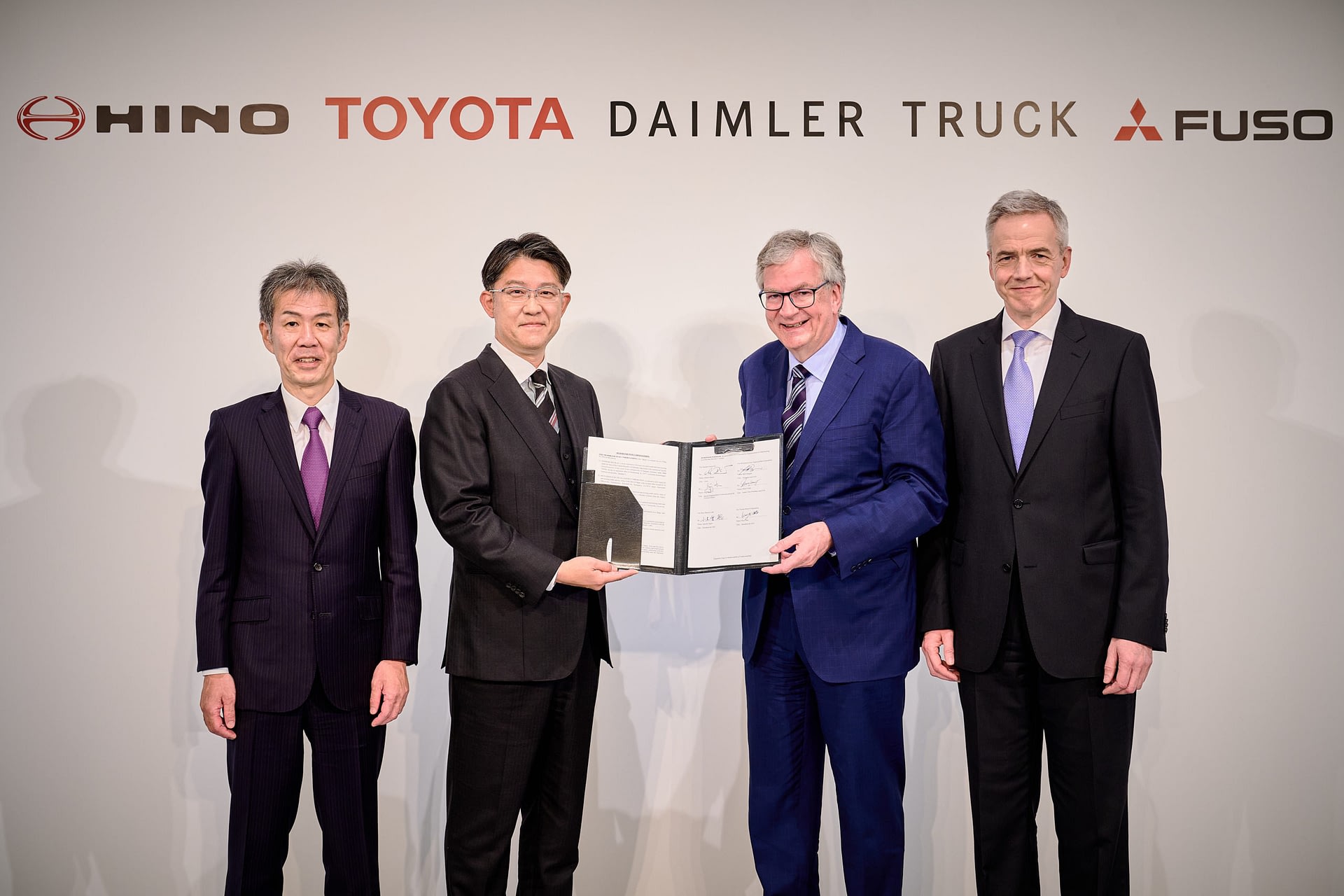 Imagem ilustrativa da notícia: Daimler e Toyota acertam fusão da Fuso com a Hino