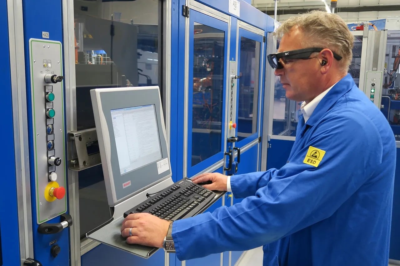 Imagem ilustrativa da notícia: thyssenkrupp eleva produtividade com óculos de realidade virtual