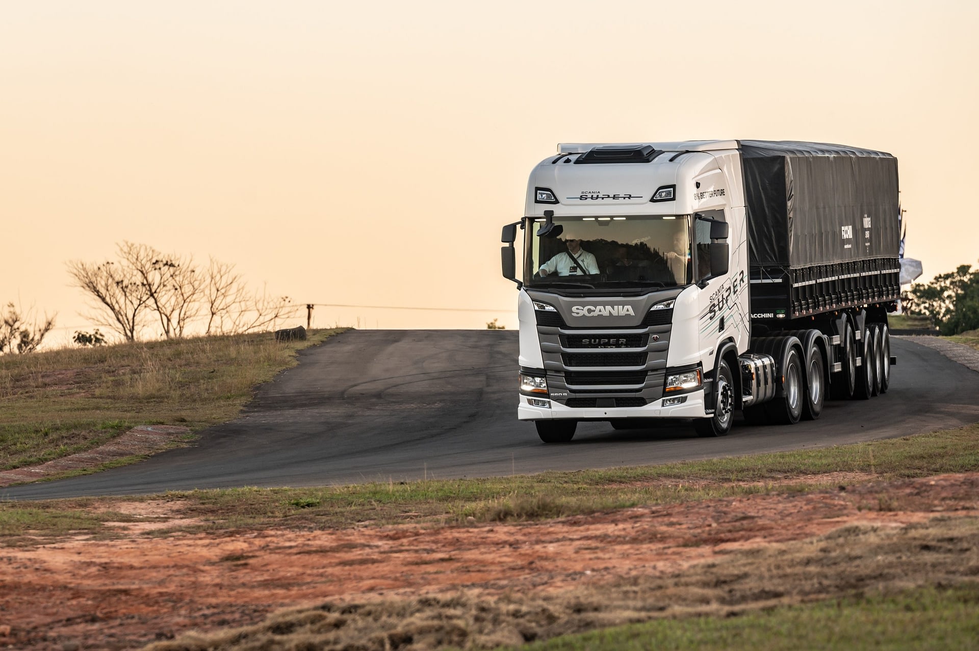 Imagem ilustrativa da notícia: Scania vende primeiros caminhões movidos a biodiesel B100