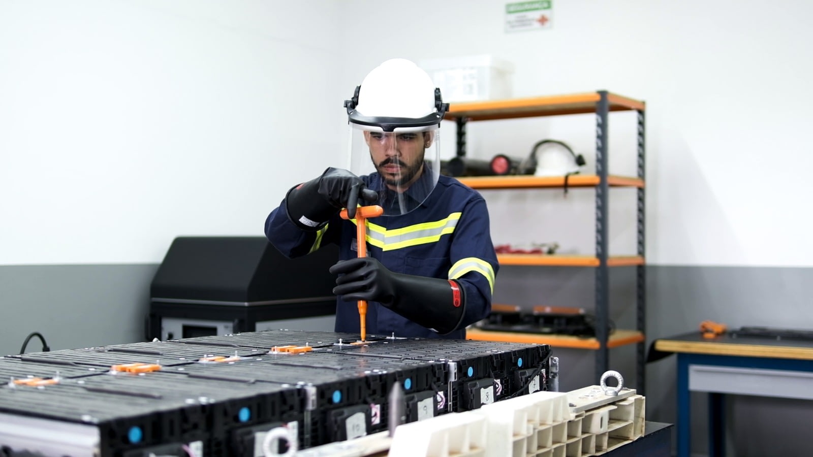Imagem ilustrativa da notícia: JLR investe US$ 1,2 milhão em startup brasileira que recicla, repara e reutiliza baterias