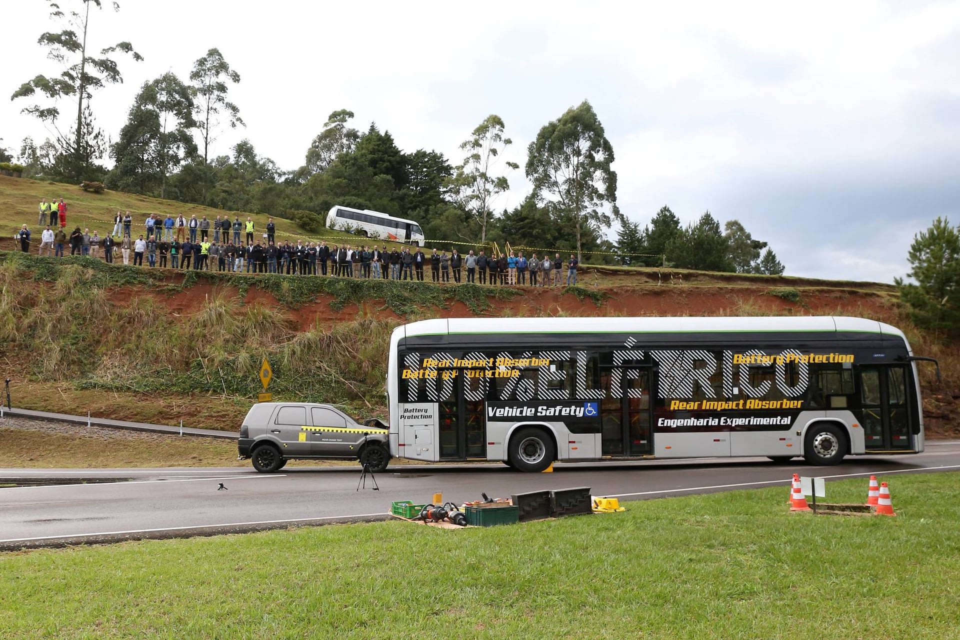Imagem ilustrativa da notícia: Marcopolo realiza inédito crash test traseiro com ônibus elétrico no Brasil