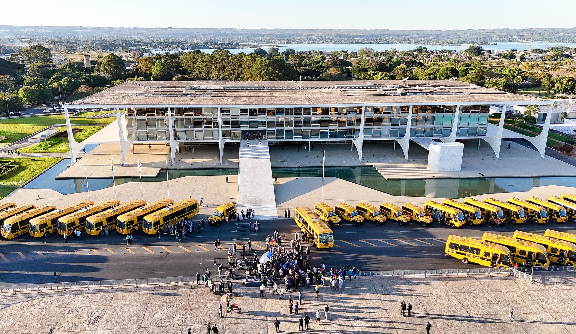 Imagem ilustrativa da notícia: Iveco Bus entrega os primeiros 100 ônibus escolares do PAC Seleções