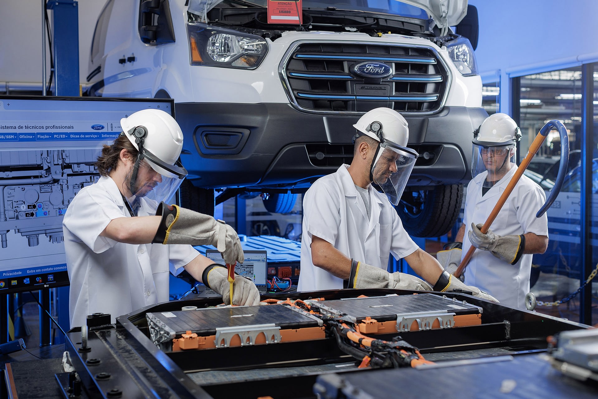 Imagem ilustrativa da notícia: Ford treina técnicos de pós-vendas para manutenção de veículos eletrificados