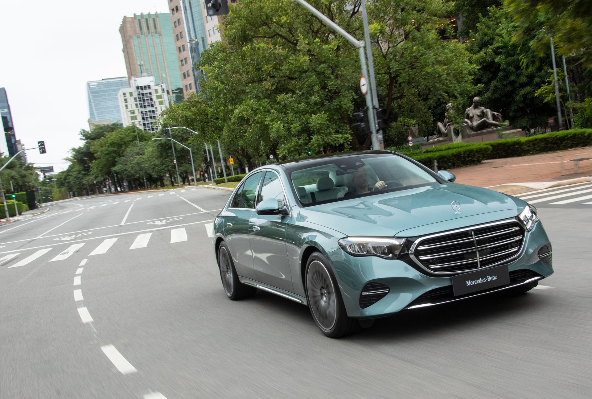 Imagem ilustrativa da notícia: Mercedes-Benz reduz preço e equipamentos na linha 2025 do Classe E