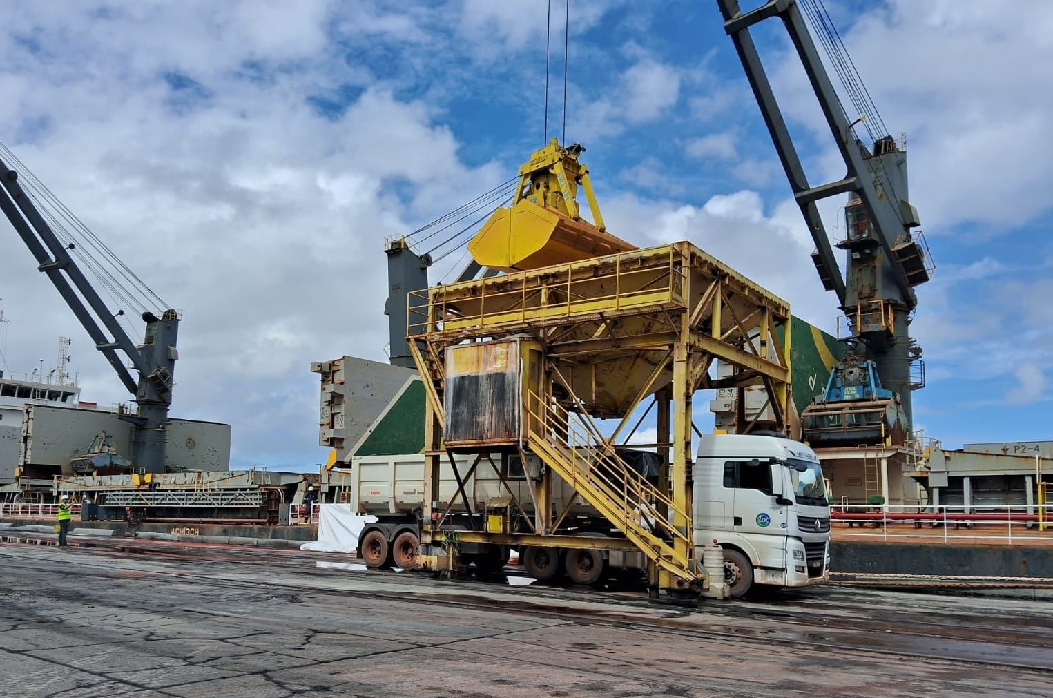 Imagem ilustrativa da notícia: VW Caminhões e Ônibus vende 40 caminhões à Loc Construções