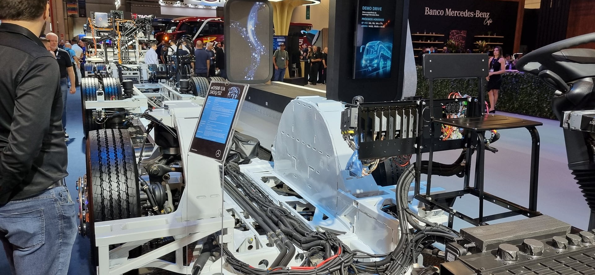 Imagem ilustrativa da notícia: Mercedes-Benz dobra aposta no elétrico com novo chassi articulado produzido no Brasil