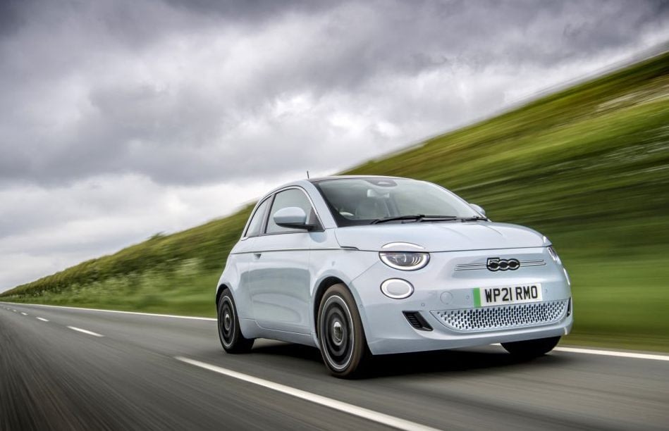 Imagem ilustrativa da notícia: Por falta de demanda Stellantis paralisa produção do Fiat 500e