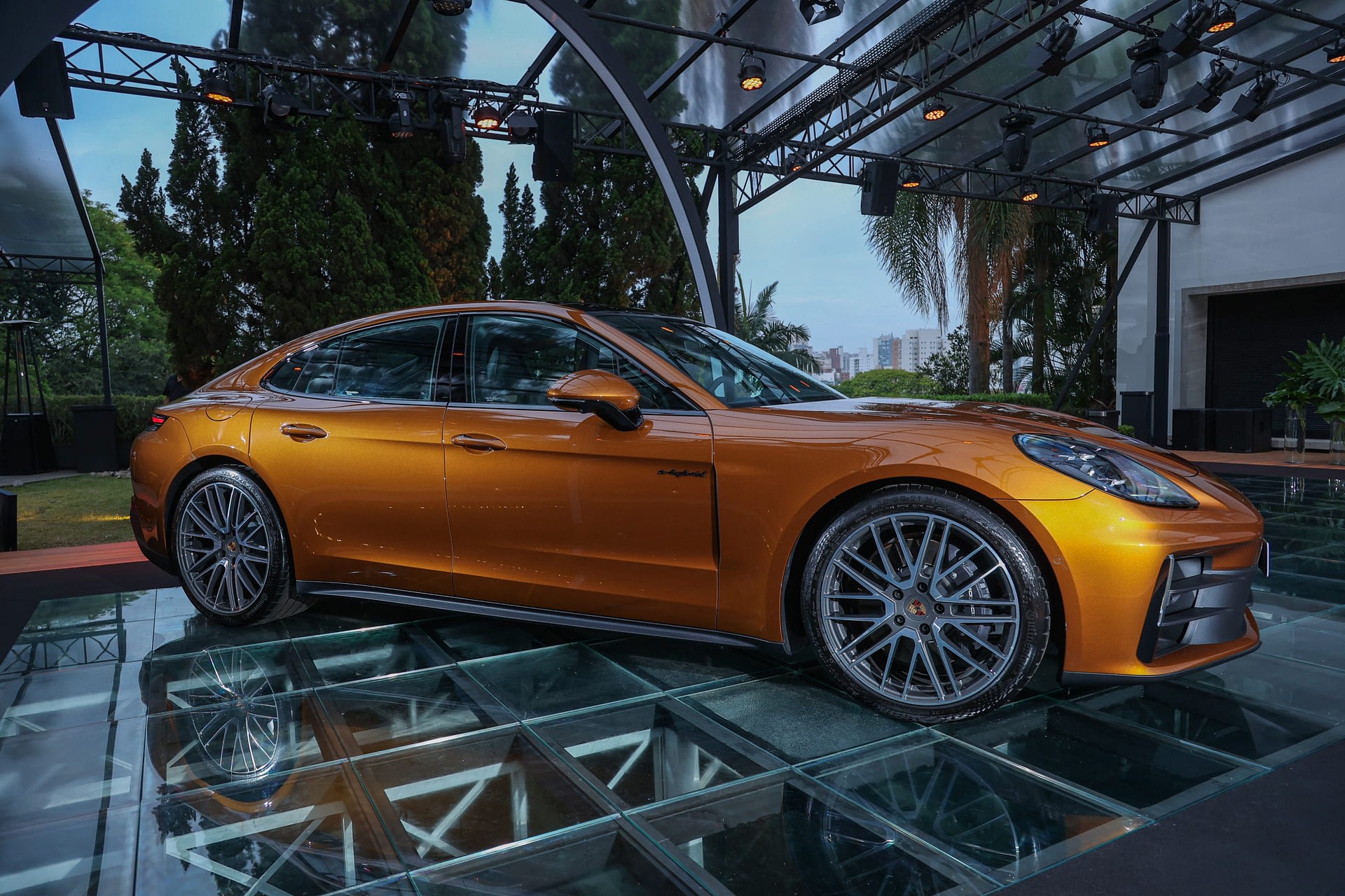 Imagem ilustrativa da notícia: Porsche traz nova geração do Panamera com sistema híbrido