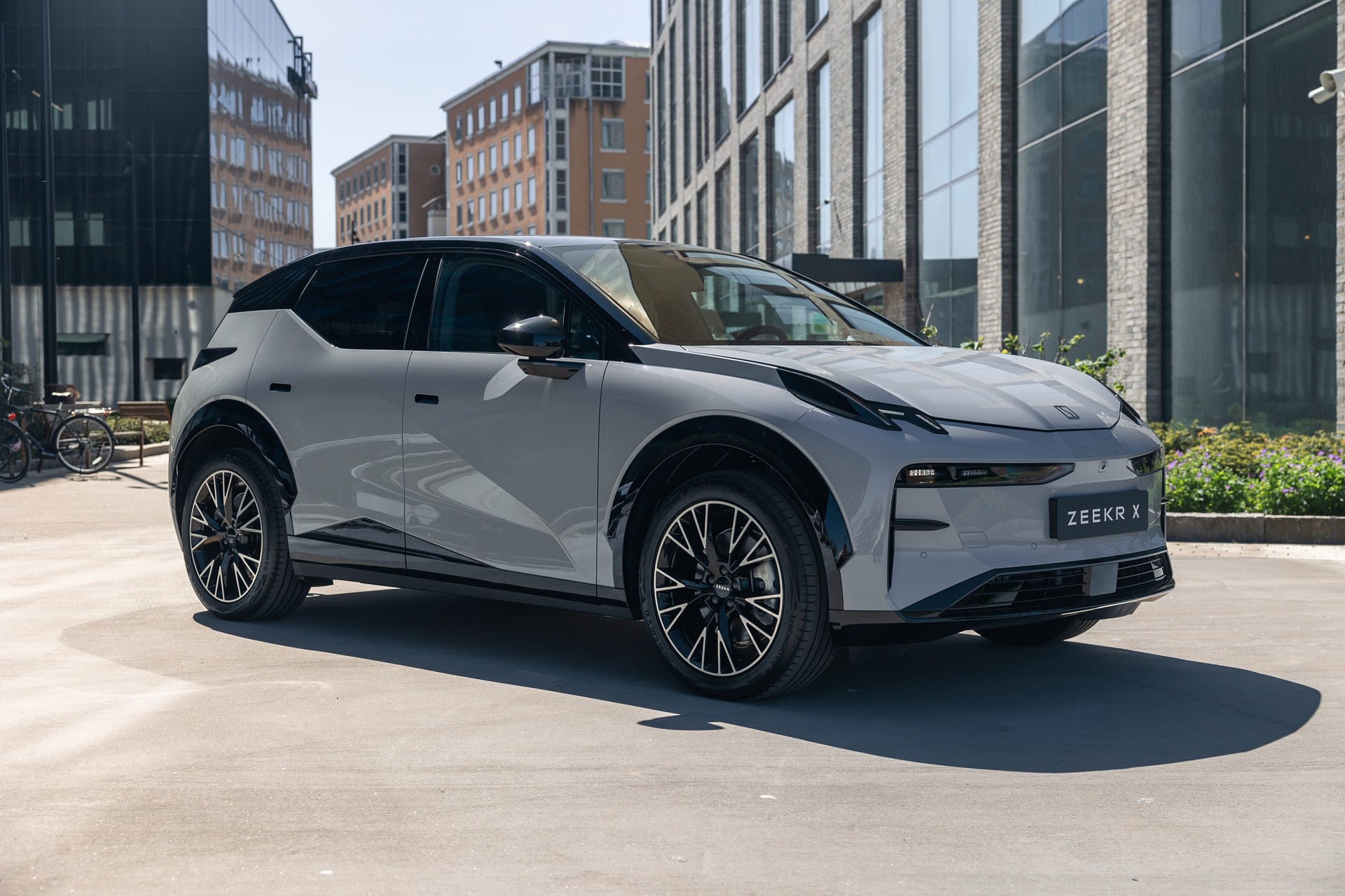 Imagem ilustrativa da notícia: Zeekr inaugura primeira concessionária e apresenta o X