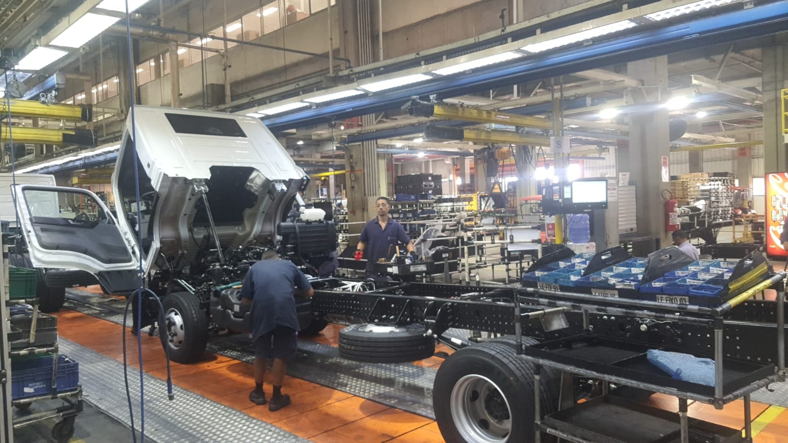 Imagem ilustrativa da notícia: Produção de caminhões dispara 40% em 2024