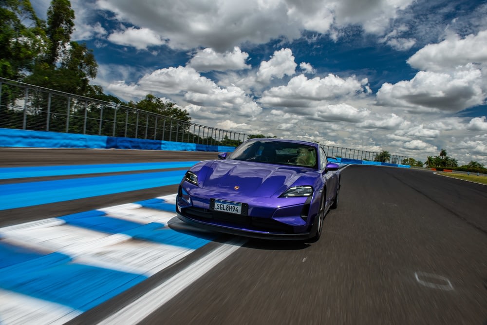 Imagem ilustrativa da notícia: Novo Porsche Taycan chega ao Brasil em dez versões